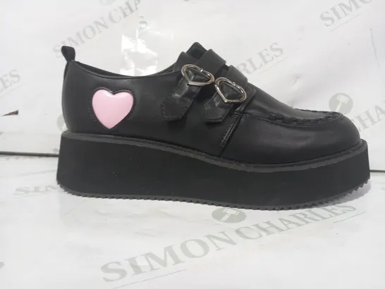 BOXED PAIR OF KOI PLATFORM SHOES IN BLACK W. PINK HEART SIZE 7