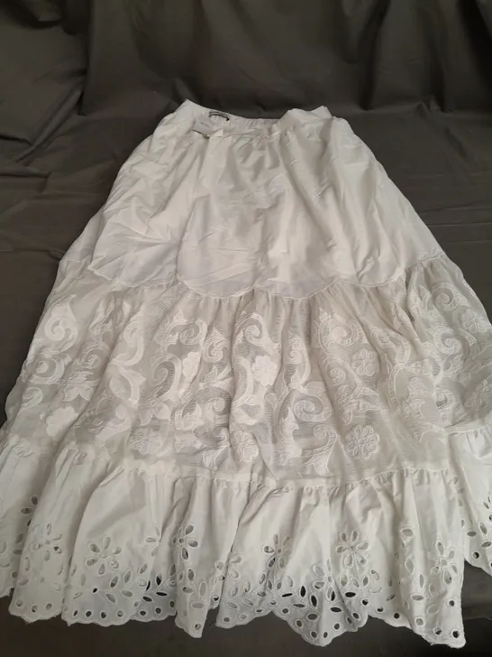 ABERCROMBIE AND FITCH MEDIUM TALL WHITE MAXI SKIRT 