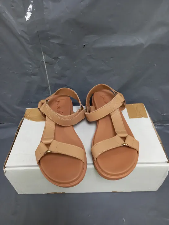 BEN DE LISI LEATHER SANDALS TAUPE SIZE 7