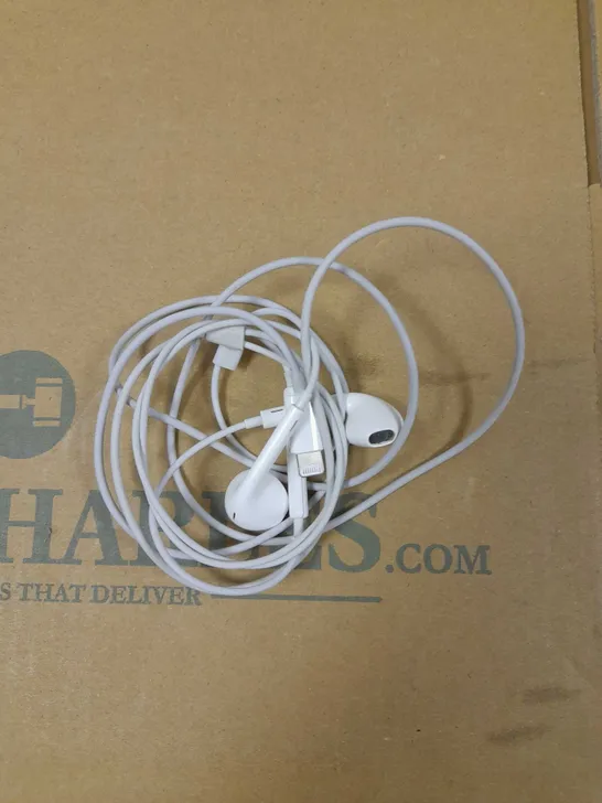 APPLE EARPODS LIGHTNING CONNECTOR EARPHONES 