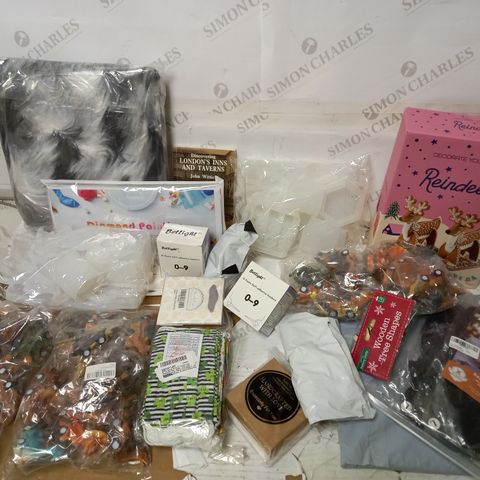 BOX OF APPROX 20 ASSORTED ITEMS TO INCLUDE CHRISTMAS DECORATIONS, ASSORTED FACE MASKS, DINOSAUR CHILDRENS TOYS