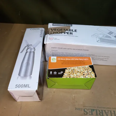 BOX OF APPROXIMATELY 20 ASSORTED ITEMS TO INCLUDE VEGETABLE CHOPPER, COOK & BAKER CREAM WHIPPER DISPENSER, OE 200 WARM LED SOLAR FAIRY LIGHTS, ETC