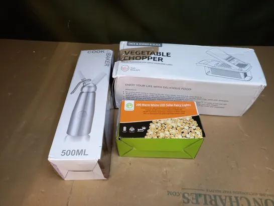 BOX OF APPROXIMATELY 20 ASSORTED ITEMS TO INCLUDE VEGETABLE CHOPPER, COOK & BAKER CREAM WHIPPER DISPENSER, OE 200 WARM LED SOLAR FAIRY LIGHTS, ETC