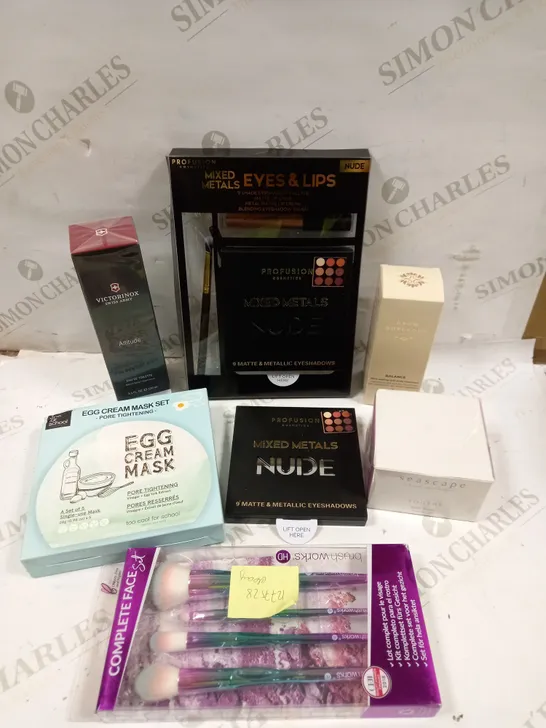 BOX OF APPROXIMATELY 20 ASSORTED BEAUTY PRODUCTS & GIFT SETS TO INCLUDE PROFUSION NUDE EYESHADOW PALETTE, VICTORINOX ALTITUDE, EGG CREAM MASK ETC 