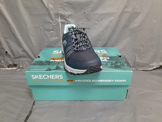 BOXED PAIR OF SKECHERS OUTDOOR MEMORY FOAM TRAINERS IN NAVY SIZE 6