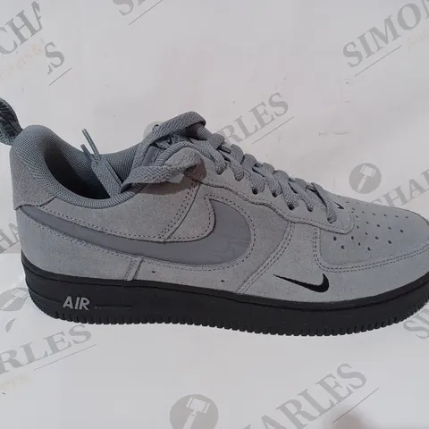 NIKE AIR FORCE 1 TRAINERS IN GREY - UK 8 