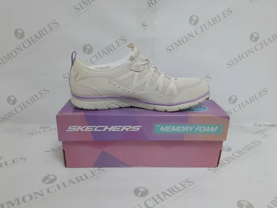 BOXED PAIR OF SKECHERS TRAINERS IN LIGHT GREY SIZE 5 