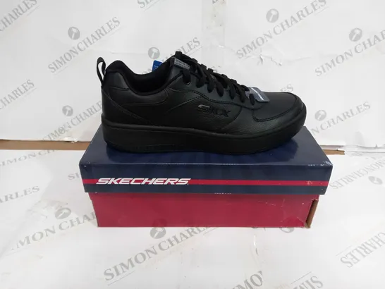 BOXED PAIR OF SKECHERS SPORT COURT 92 SHOES BLACK UK SIZE 10