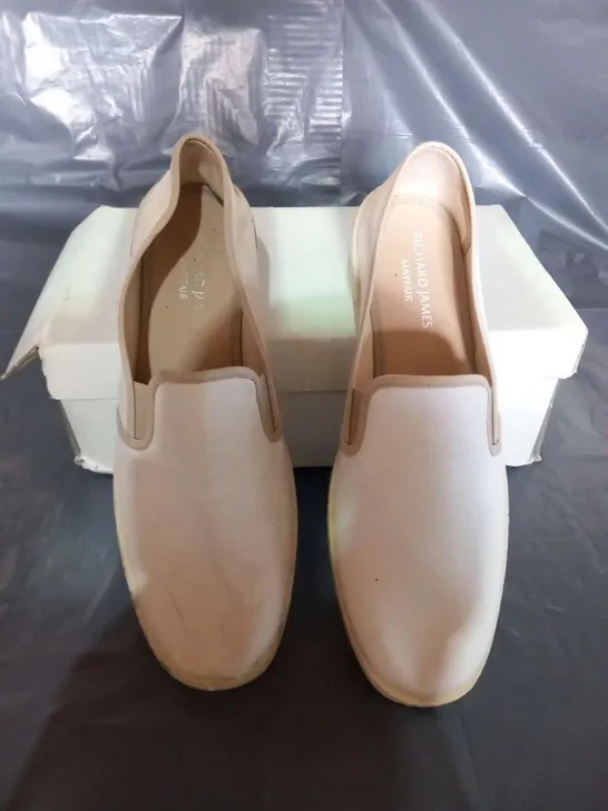 BOXED RICHARD JAMES MAYFAIR WHITE CANVAS SIZE 43