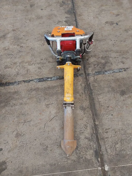 ROBEL 62.05 2 STROKE VERTICAL TAMPER - RAILWAY MAINTENANCE TOOL