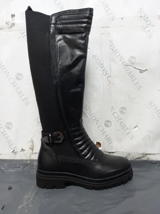 BOXED PAIR OF MODA IN PELLE QUILTED FRTONT KNEE-HIGH BOOTS IN BLACK SIZE 6