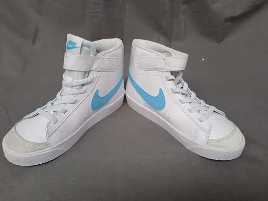 PAIR OF NIKE SHOES IN WHITE/BLUE UK SIZE 12