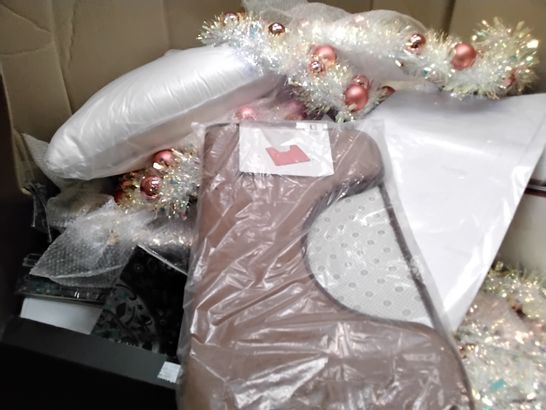 PALLET OF ASSORTED ITEMS INCLUDING ARTIFICIAL CHRISTMAS WREATHS, SANTA SIGNS, PILLOWS, WALL VINYLS, TOILET MATS 