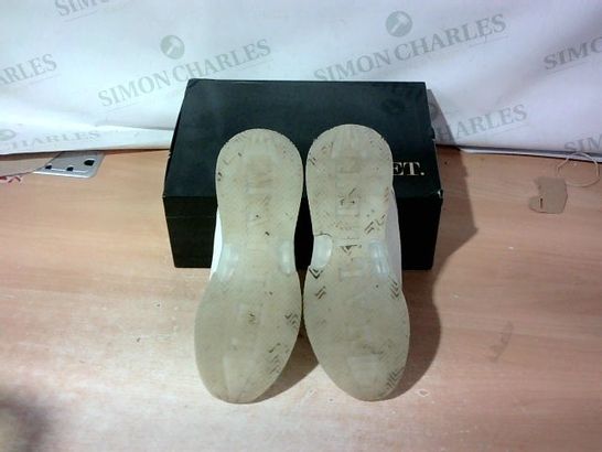 BOXED PAIR OF MALLET TRAINERS SIZE 11