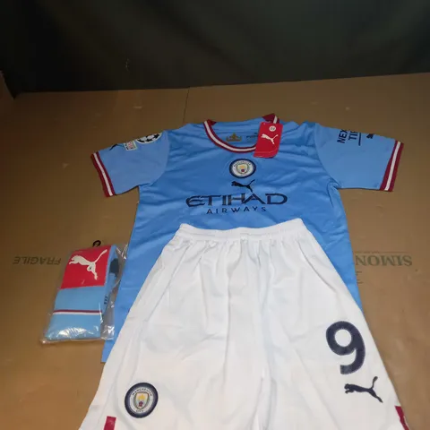 CHILDRENS MANCHESTER CITY FC FULL KIT SIZE 24 WITH HAALAND 9