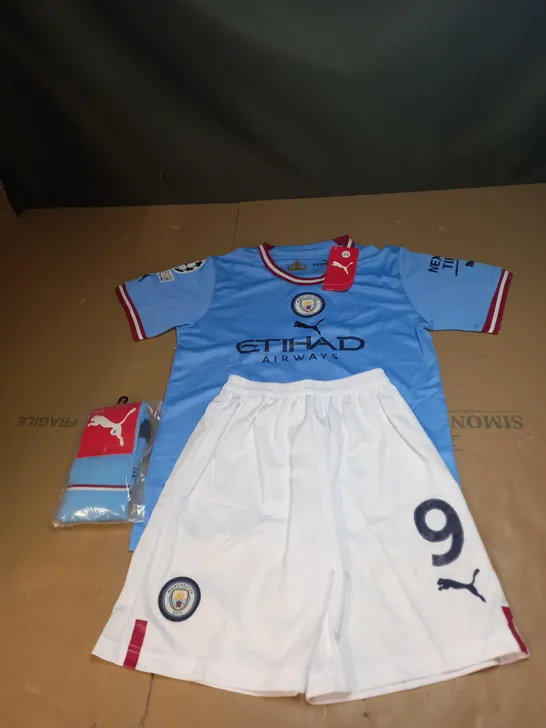 CHILDRENS MANCHESTER CITY FC FULL KIT SIZE 24 WITH HAALAND 9