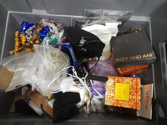 BOX OF ASSORTED LOOSE & BOXED JEWELLERY ITEMS TO INCLUDE WATCHES, PENDANTS, NECKLACES ETC 