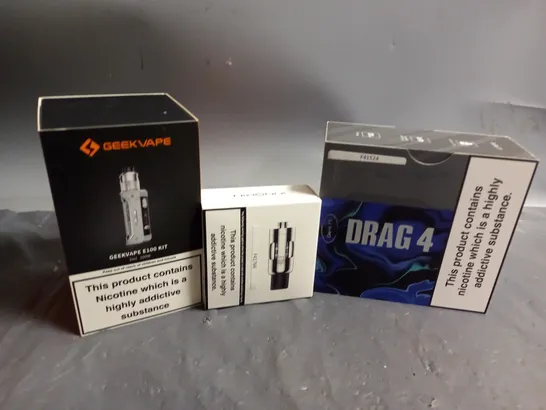 APPROXIMATELY 20 VAPES, E-CIGARETTES & ACCESSORIES TO INCLUDE VOOPOO DRAG 4, INNOKIN T18II TANK, GEEKVAPE E100 KIT, ETC