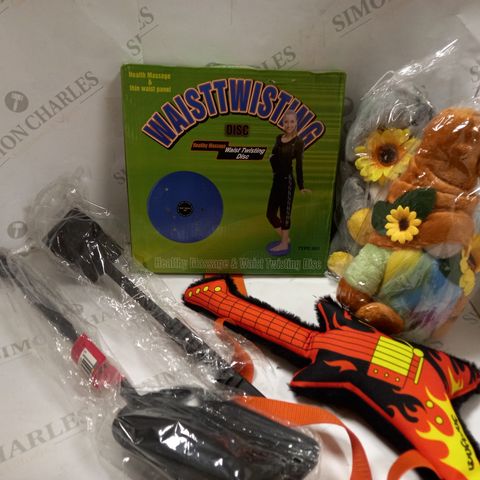 LOT OF APPROXIMATELY 10 ASSORTED HOUSEHOLD ITEMS TO INCLUDE PLUSH TOY, WAIST TWISTING DISC, BBQ WIRE BRUSH ETC 