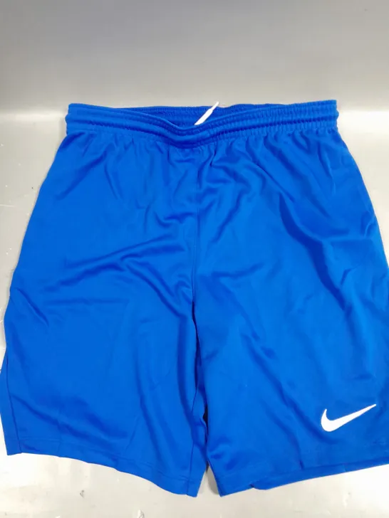 NIKE STANDARD FIT CHILDRENS SHORTS IN BLUE - L