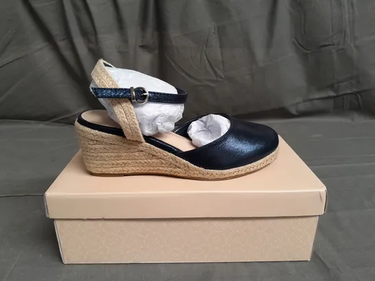 BOXED PAIR OF PARADOX YENNIFER NAVY SHIMMER SHOES SIZE EU 38