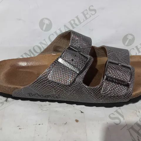 BOXED PAIR OF BONOVA 2 STRAP SANDALS IN TEXTURED METALLIC SILVER COLOUR SIZE 7