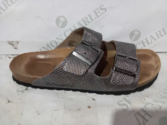 BOXED PAIR OF BONOVA 2 STRAP SANDALS IN TEXTURED METALLIC SILVER COLOUR SIZE 7