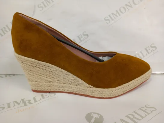 PAIR OF DESIGNER SLIP-ON WEDGE HEEL SUEDE SHOES IN SAFFRON COLOUR EU SIZE 40