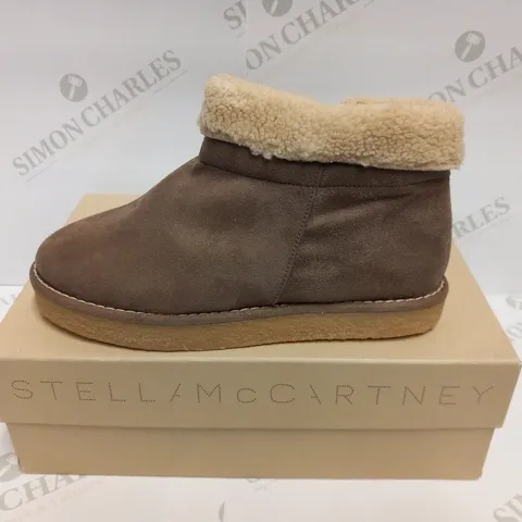 BOXED PAIR OF STELLA MCCARTNEY KICKAPOO LOW BOOT PEBBLE SIZE 37