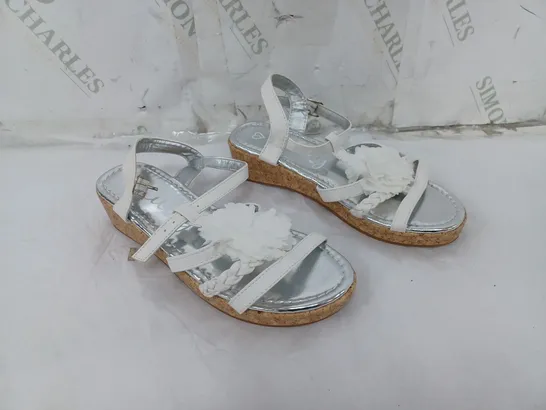 APPROXIMATELY 15 PAIRS OF BAGGED LILLEY SLIGHT RAISE SILVER/WHITE FLORAL SANDAL IN VARIOUS SIZES 