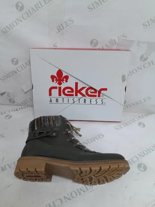 BOXED PAIR OF RIEKER CUFF DETAIL WATER RESISTANT BOOTS IN GREEN SIZE 6.5 