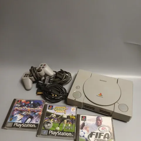 SONY PLAYSTATION 1 CONSOLE WITH GAMES TO INCLUDE FIFA 2000, ROLLCAGE & INTERNATIONAL SUPERSTAR SOCCER PRO 