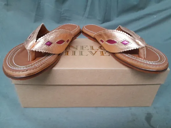 BOXED PAIR OF PENELOPE CHILVERS FLAT TOE-POST SANDALS IN METALLIC ROSE GOLD/PURPLE EU SIZE 36