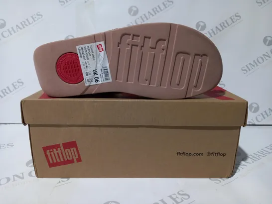 BOXED PAIR OF FITFLOP LULU LEATHER TOEPOST SANDALS IN ROSE GOLD COLOUR UK SIZE 6