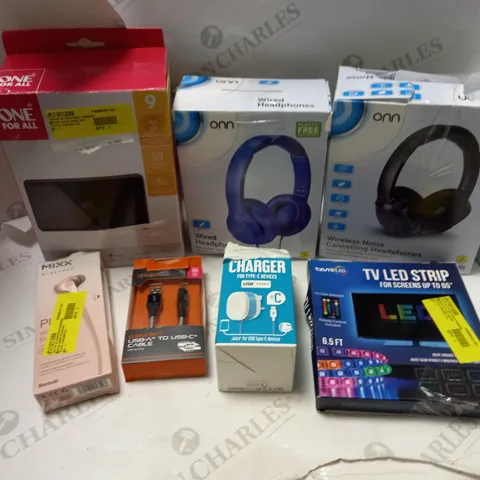 LOT OF APPROX 20 ASSORTED ELECTRICAL ITEMS TO INCLUDE TV LED STRIP, WIRED HEADPHONES, POWER BANK, ETC