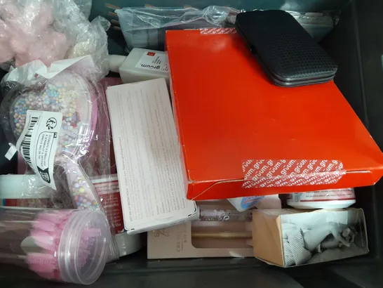 BOX OF APPROX 15 ASSORTED HEALTH AND BEAUTY ITEMS TO INCLUDE - VERVA BLEMISH CONTROL CLEANSER , BAYLIS & HARDING COLLECTION , SQUATCH SUMMER CITRUS ETC