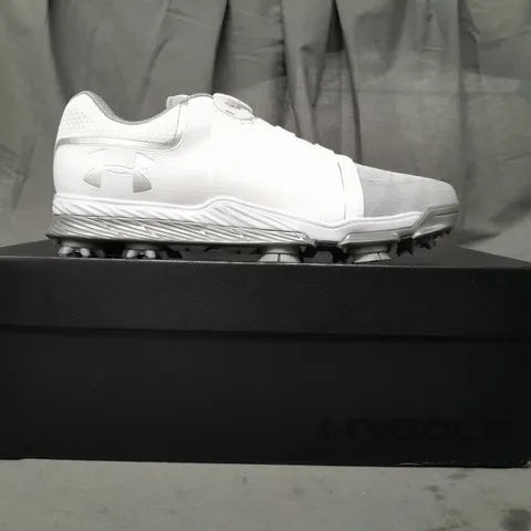 BOXED PAIR OF UNDER ARMOUR GOLF TEMPO SPORT SHOES IN WHITE/SILVER UK SIZE 5.5