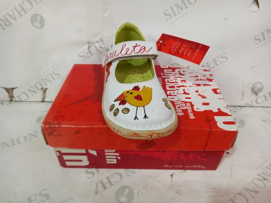 BOXED PAIR OF GARVALIN CHILDREN'S SHOES IN WHITE WITH CHICKEN DESIGN SIZE UNSPECIFIED