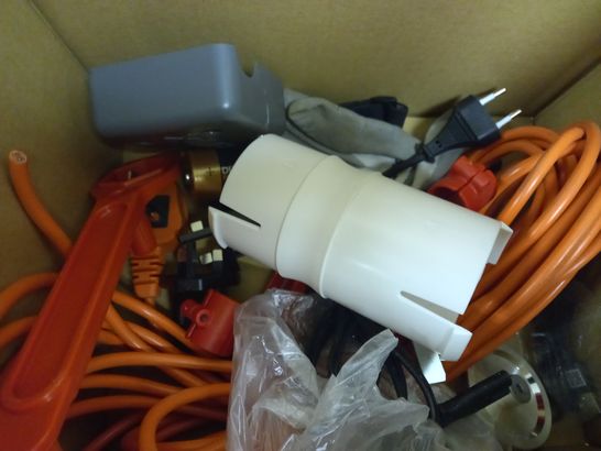 BOX OF APPROXIMATELY 5 ASSORTED HOUSEHOLD ITEMS TO INCLUDE DESIGNER HOSE PIPE, BRIGGS & STRATTON POWER SUPPLY, DESIGNER AC ADAPTER, ETC