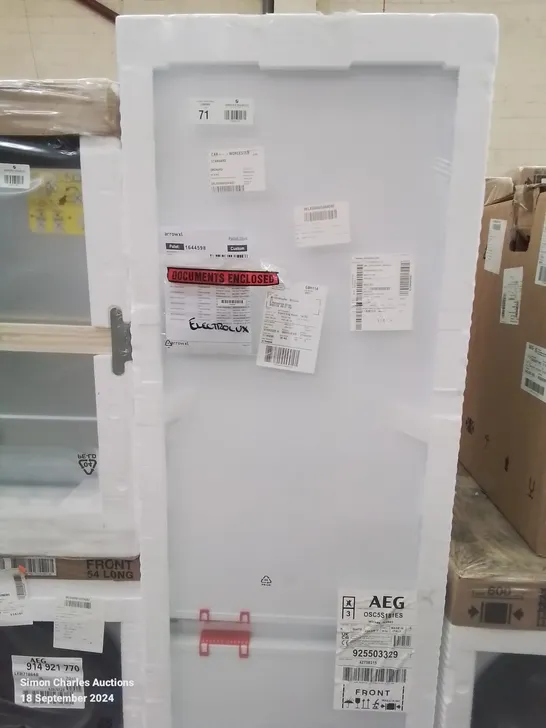 AEG OSC5S181ES LOW FROST INTEGRATED FRIDGE FREEZER, SLIDING HINGE, 70/30 RRP £500