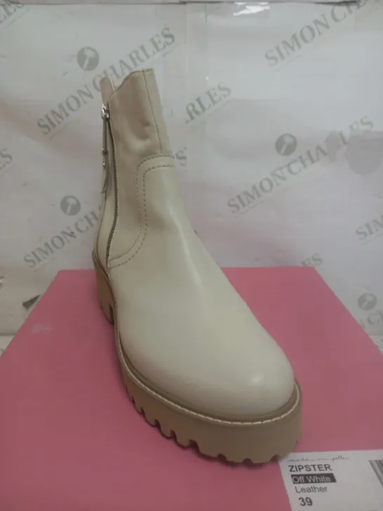 BOXED PAIR OF MODA IN PELLE ZIPSTER LEATHER BOOTS IN OFF WHITE SIZE 6