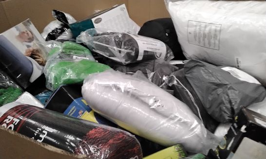 PALLET OF ASSORTED ITEMS INCLUDING FOAM ROLLER, LAY-Z-SPA NECK REST, HOSE PIPE, SET OF 2 WHITE PILLOWS, 100FT HOSE
