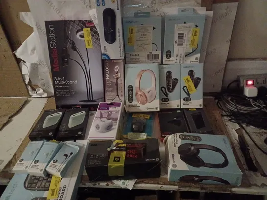 LOT OF APPROX 20 ASSORTED TECH ITEMS TO INCLUDE PHONE RECORDING KITS, HEADPHONES, BATTERY BANKS ETC