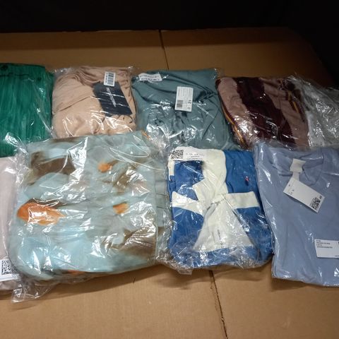 LARGE QUANTITY OF ASSORTED BAGGED CLOTHING ITEMS TO INCLUDE - PRETTYLITTLETHING, H&M AND MISSGUIDED
