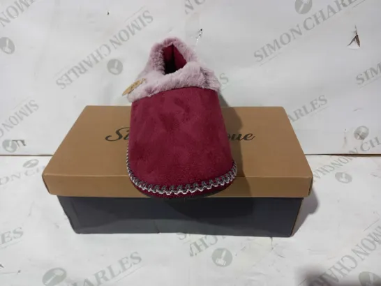 BOXED PAIR OF SLEEP BOUTIQUE FUR LINED SLIPPERS IN WINE RED UK SIZE 8