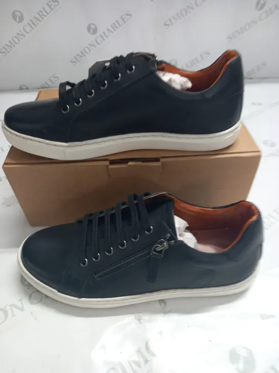 BOXED PAIR OF MAISON DE NIMES LEATHER ZIP SIDE TRAINERS IN BLACK - SIZE 7