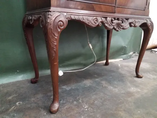 FLAME MAHOGANY VENEER GLASS-TOPPED LOCKABLE DRINKS CABINET WITH QUEEN ANNE LEGS