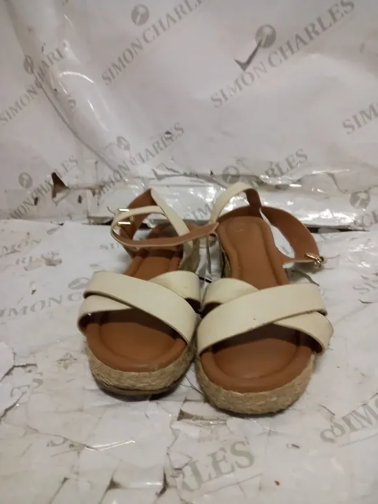 DUNE LINNIE CROSS STRAP FLATFORM SANDALS SIZE 6