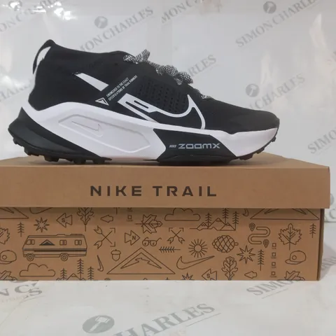 BOXED PAIR OF NIKE ZOOMX ZEGAMA TRAIL SHOES IN BLACK/WHITE UK SIZE 9