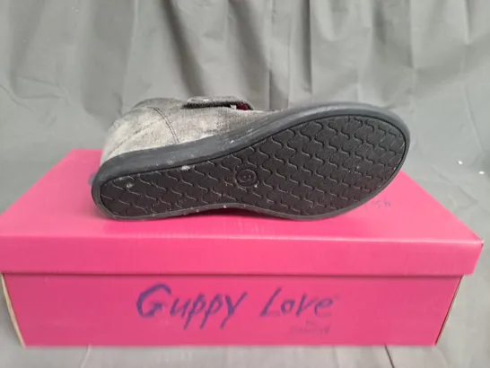 BOX OF APPROXIMATELY 10 PAIRS OF BLACK GUPPY LOVE WEDGE SHOES IN VARIOUS SIZES 